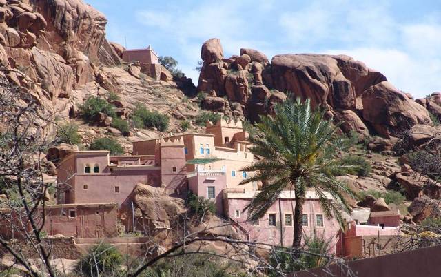 À quelques mètres de la route, Adaï et sa mosquée rouge accroché aux reliefs tourmentés.